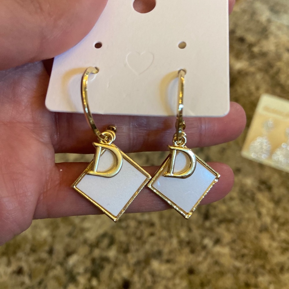 NWT small stylish earrings